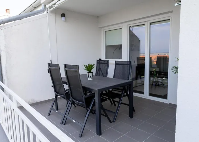 Queen By Lucija * Dramalj